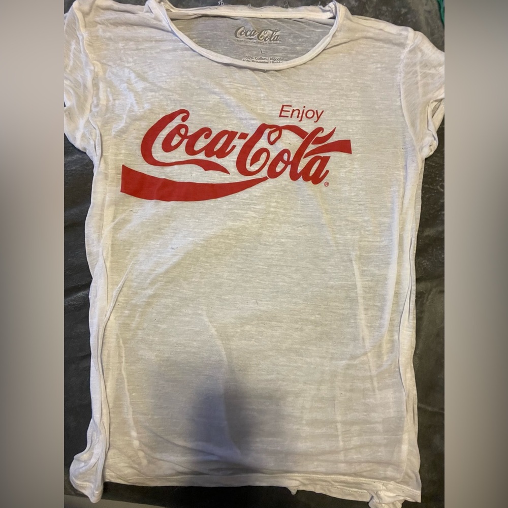 SIZE : Large, white Coca-Cola t-shirt.